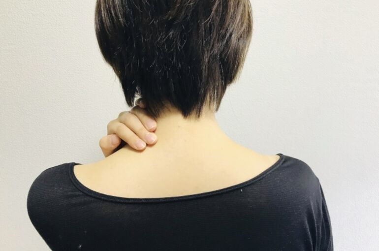 首の痛み